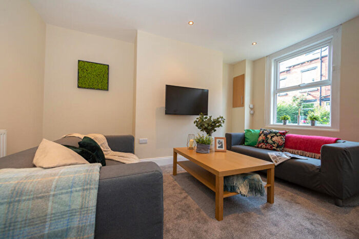 6 Bedroom Terraced House To Rent In Headingley Avenue, Headingley, Leeds, LS6