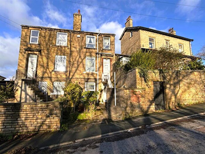 2 Bedroom Town House For Sale In Clifton Common, Clifton, Brighouse, HD6
