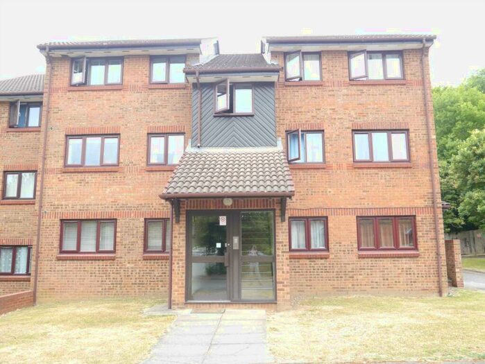 2 Bedroom Flat To Rent In Tudor Close, Hatfield, AL10