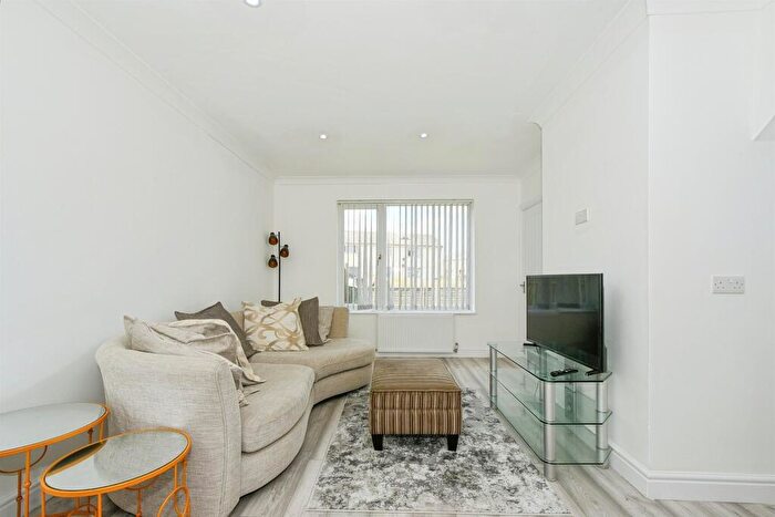 3 Bedroom Terraced House For Sale In Greenham Walk, Swindon, SN3