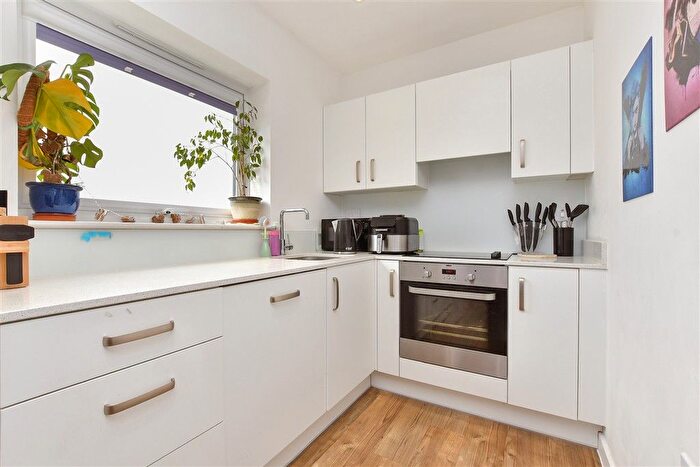 1 Bedroom Flat For Sale In Rayon Close, Wallington, Surrey, SM6