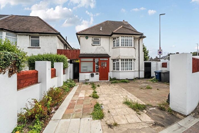 3 Bedroom Detached House To Rent In The Vale, London, NW11
