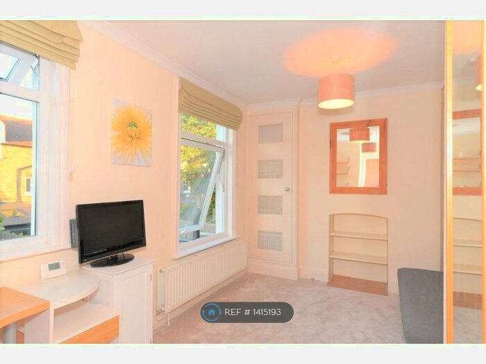 Studio To Rent In Foulser Road, London, SW17