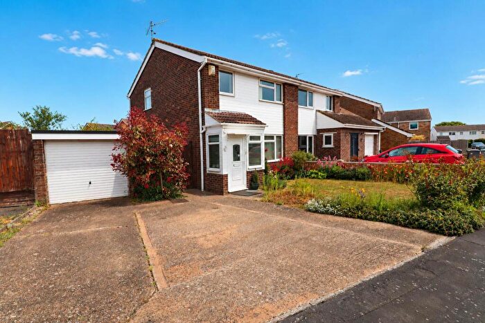 3 Bedroom Semi-Detached House For Sale In Farnham Drive, Rushden, NN10
