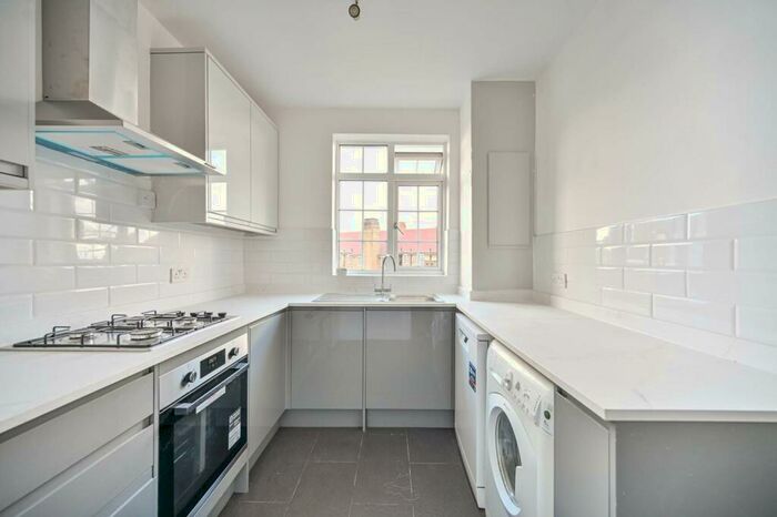 2 Bedroom Flat To Rent In Norbiton Hall, Kingston, Kingston Upon Thames, KT2