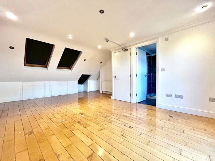 5 Bedroom Semi-Detached House To Rent In The Vale, Cricklewood, NW11