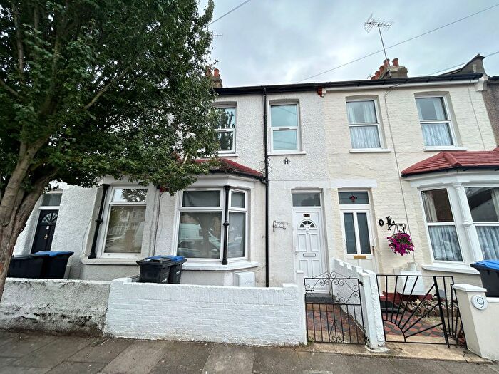 Studio To Rent In Sunnyside Road East, London, N9