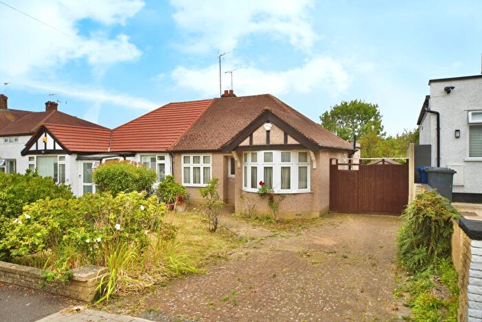 2 Bedroom Bungalow For Sale In Gallants Farm Road, East Barnet, Barnet, EN4