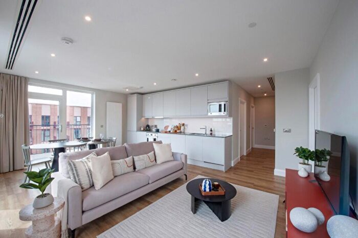 3 Bedroom Apartment To Rent In Moat Street, London, SW11