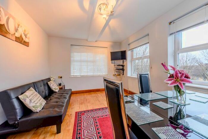 2 Bedroom Flat To Rent In Maltby Street, Bermondsey, Central London, SE1
