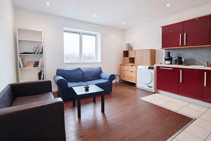 2 Bedroom Flat To Rent In Treadway Street, London, E2