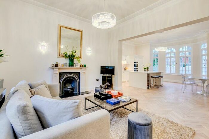 3 Bedroom Apartment To Rent In Broadlands Road, Highgate, N6