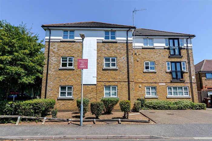1 Bedroom Flat For Sale In Sandalwood Drive, Ruislip, HA4