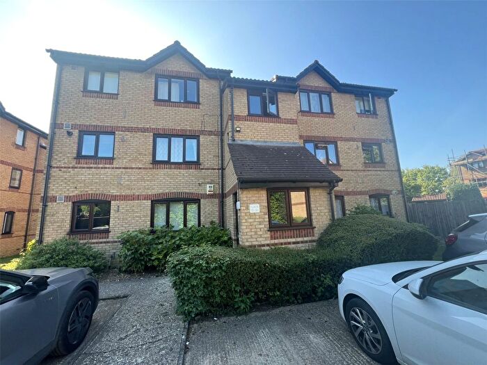 Studio To Rent In Courtlands Close, Watford, Hertfordshire, WD24