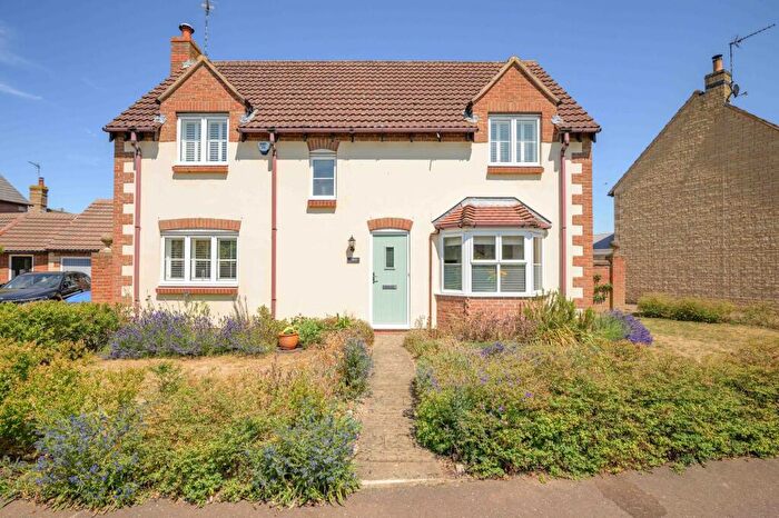 3 Bedroom Detached House For Sale In St. Giles Close, Holme, PE7