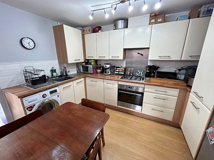 2 Bedroom Flat For Sale In Frenchs Avenue, Dunstable, LU6