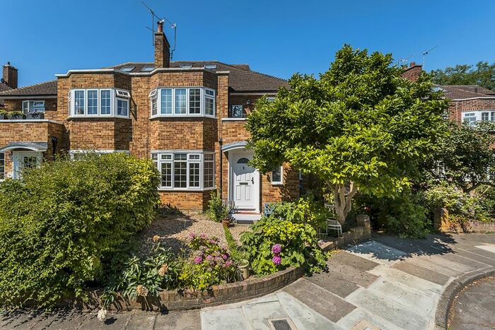 2 Bedroom Maisonette To Rent In Bishops Close, Ham, Richmond, TW10