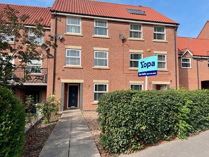 4 Bedroom Terraced House For Sale In Goldstraw Lane, Fernwood, Newark, NG24