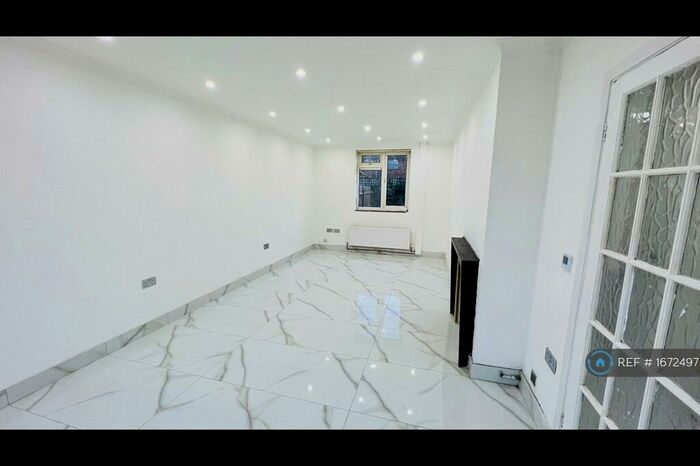 3 Bedroom Terraced House To Rent In Randolph Road, Slough, SL3