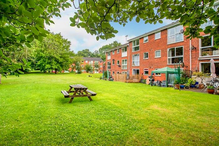 2 Bedroom Flat To Rent In Nightingale Walk, Hemel Hempstead, Hertfordshire, HP2