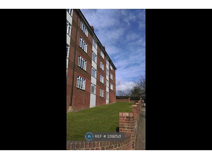 2 Bedroom Flat To Rent In Risborough Close, London, N10