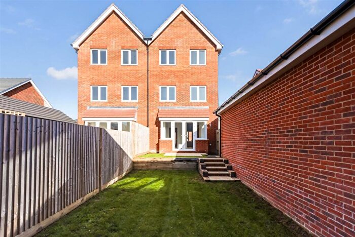 4 Bedroom End Of Terrace House For Sale In Limestone Road, Chichester, PO20