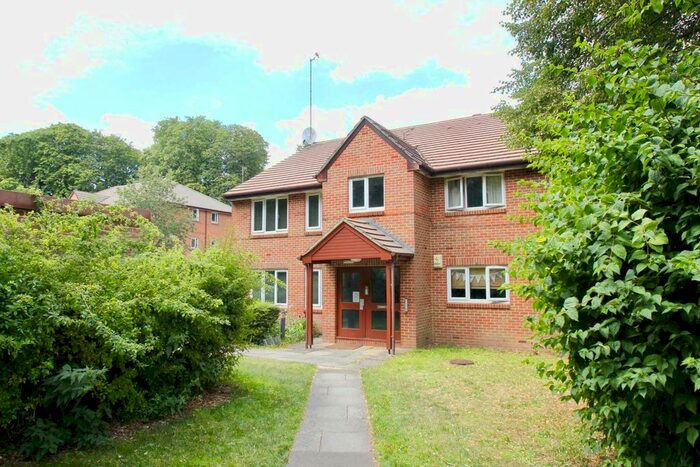 2 Bedroom Flat To Rent In Tilebarn Close, Valley Road RG9