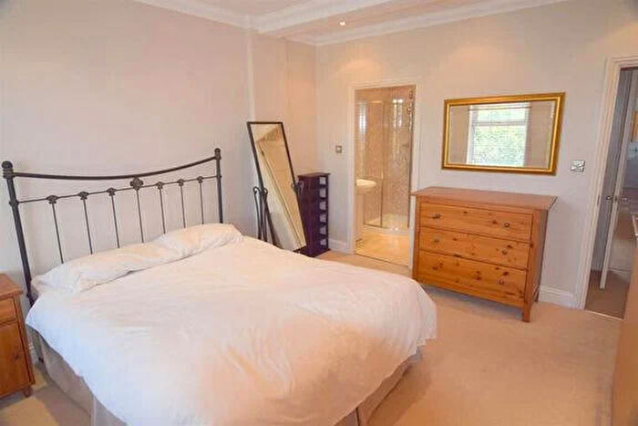 2 Bedroom Flat For Sale In Central Road, Worcester Park, KT4