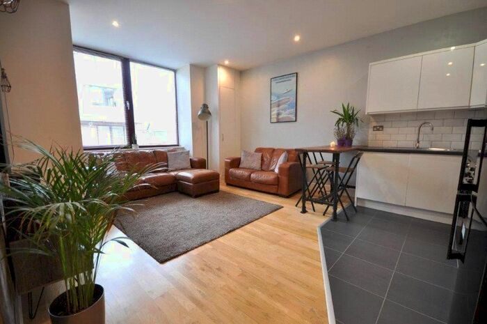 2 Bedroom Flat To Rent In Consort Way, Horley, Surrey RH6