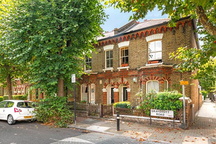 2 Bedroom Flat For Sale In Grayshott Road, London, SW11