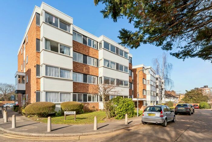 2 Bedroom Flat To Rent In New Wanstead, London, E11