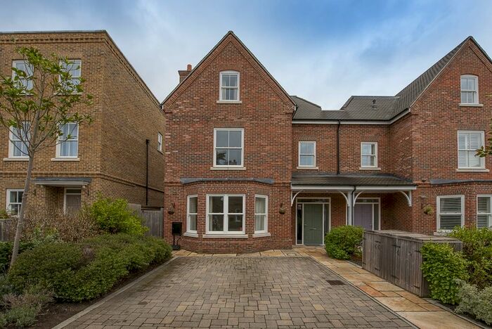 5 Bedroom Semi-Detached House To Rent In Barrons Chase, Richmond, TW10