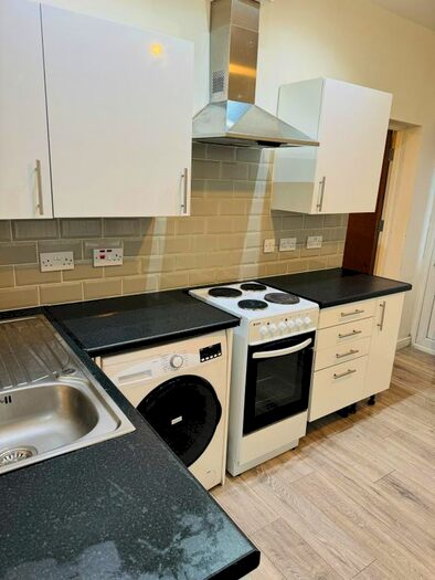 1 Bedroom Flat To Rent In Kincraig Street, Cardiff, CF24