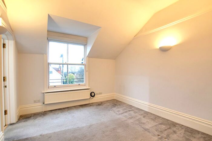 1 Bedroom Flat To Rent In Monument Hill, (), KT13