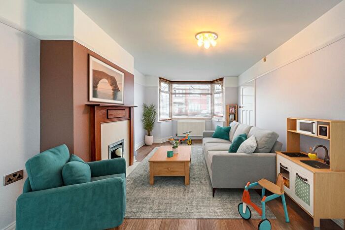 3 Bedroom Semi-Detached House To Rent In Beech Avenue, Whitefield, M45