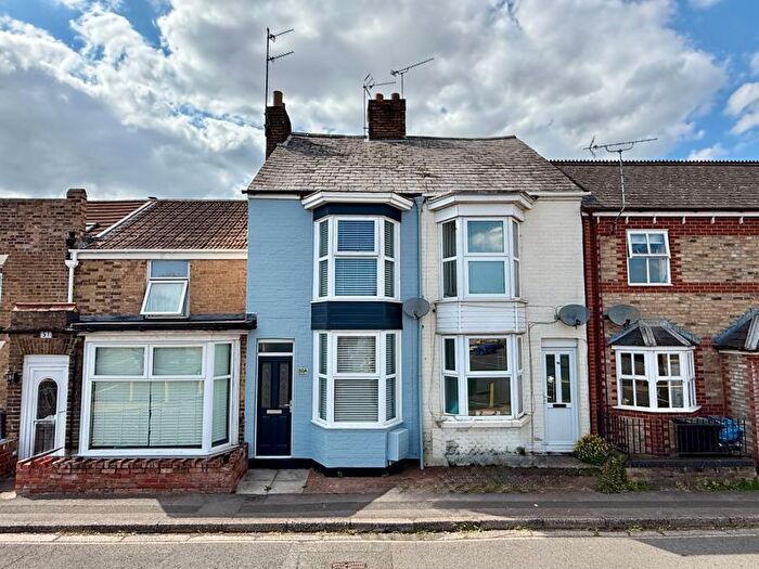 2 Bedroom Terraced House To Rent In Wood Street, Taunton, TA1