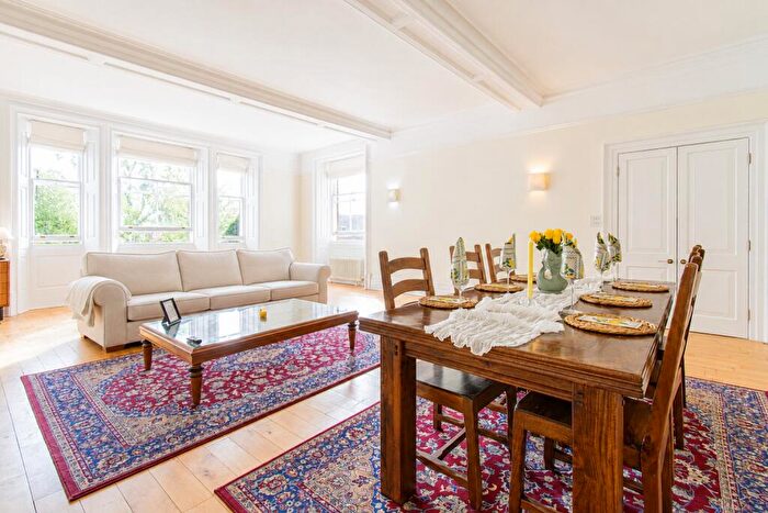 2 Bedroom Apartment For Sale In Maplespeen Court, Newbury, Berkshire, RG14