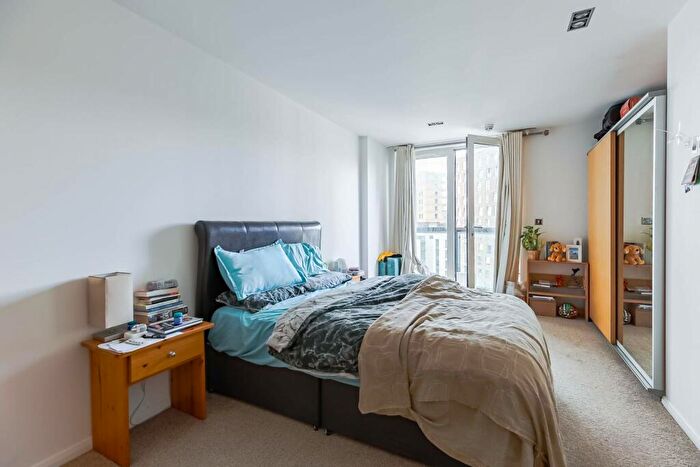 2 Bedroom Flat To Rent In City Tower, Canary Wharf, London, E14