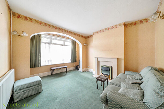 3 Bedroom Terraced House For Sale In Lyndhurst Road, Thornton Heath, CR7