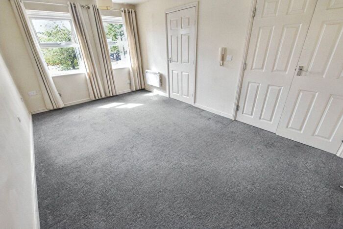 2 Bedroom Flat For Sale In Whitehall Road, Leeds, West Yorkshire, LS12