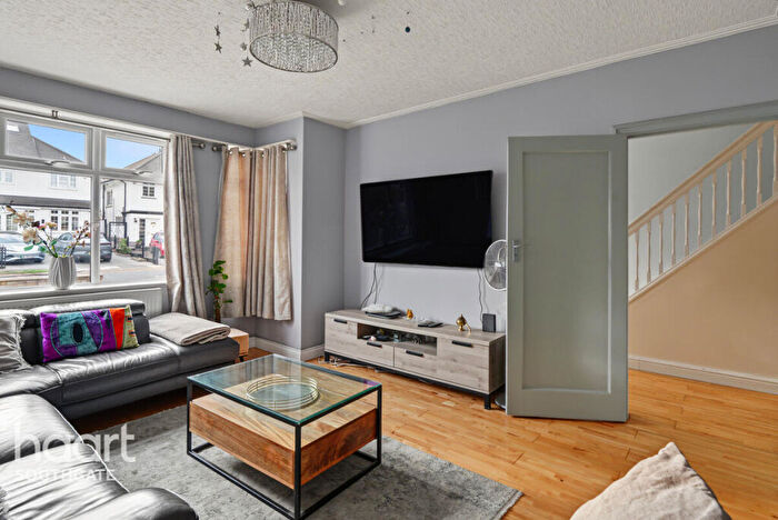 4 Bedroom Semi-Detached House For Sale In Chestnut Close, London, N14