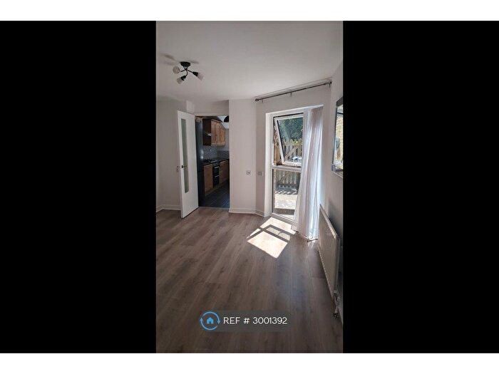 1 Bedroom Flat To Rent In Lawn Road, Uxbridge, UB8