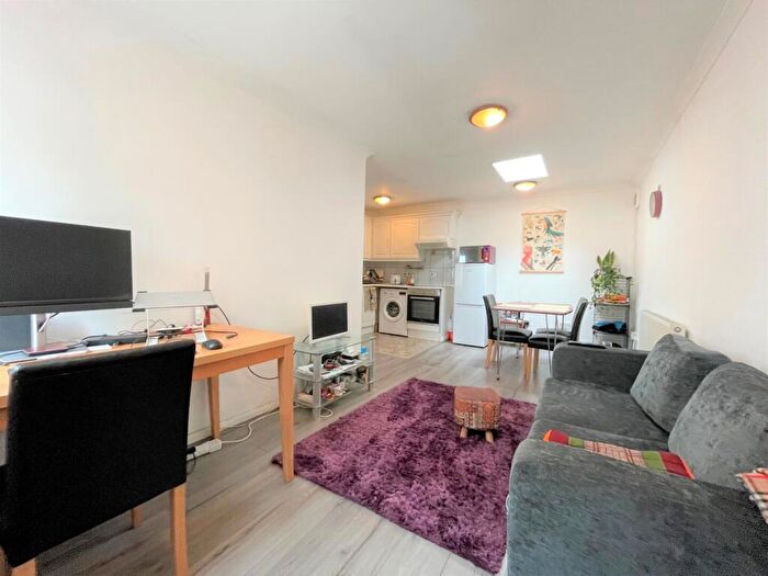 1 Bedroom Detached House To Rent In Evershot Road, London, N4