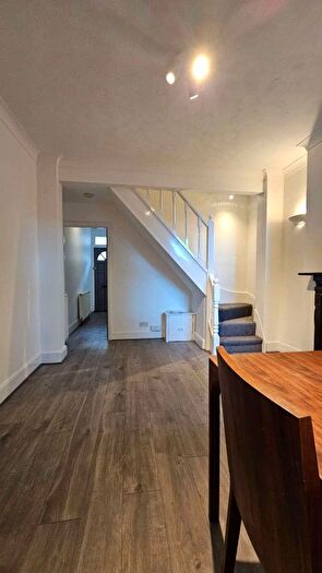 3 Bedroom Terraced House To Rent In St. Saviours Crescent, Luton, LU1