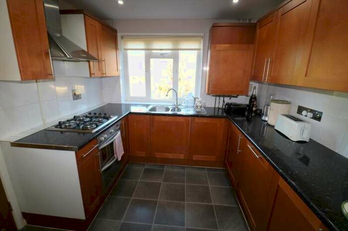 2 Bedroom Maisonette Flat To Rent In Grove Road, Cockfosters, EN4