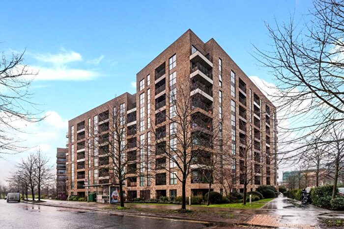 2 Bedroom Flat To Rent In Lakeside Drive, Acton, NW10