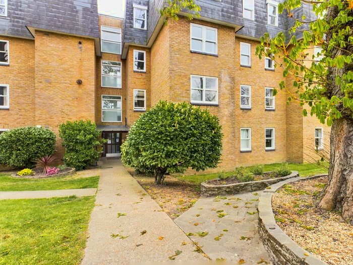 2 Bedroom Flat To Rent In Lee Park, London, SE3
