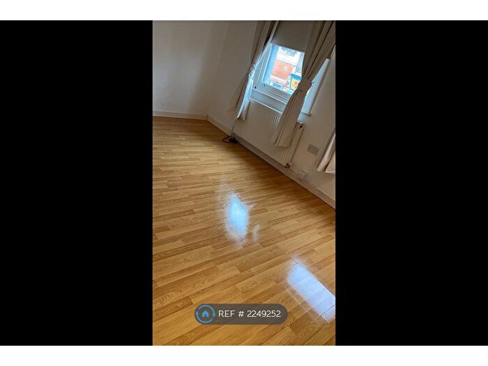 Studio To Rent In Roman Road, London, E3