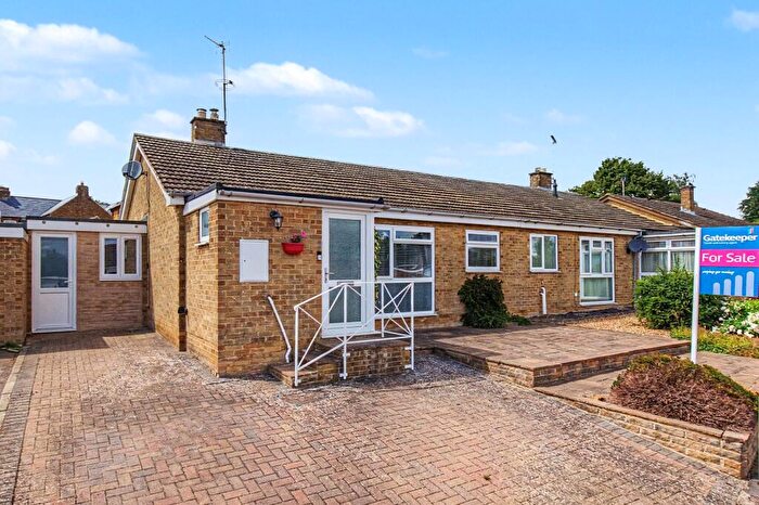 3 Bedroom Semi-Detached Bungalow For Sale In Buzzards Close, Banbury, Oxfordshire, OX17