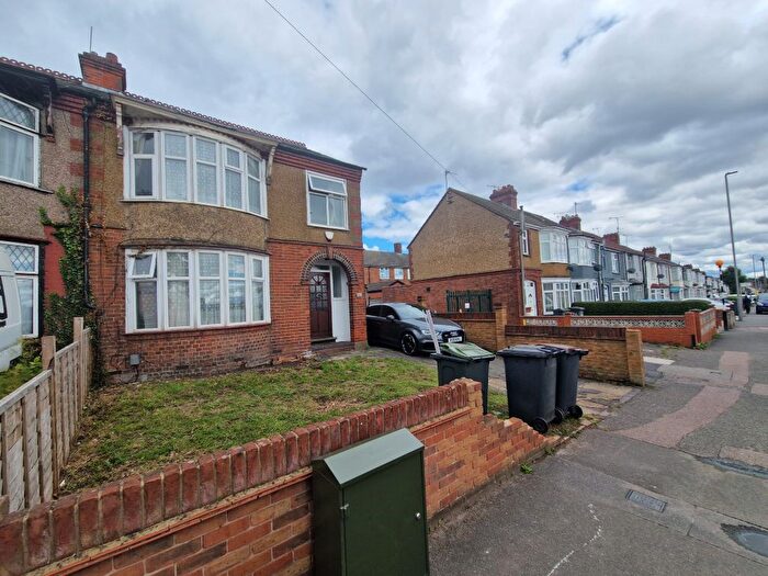3 Bedroom Semi-Detached House To Rent In Leagrave Road, Luton, LU3